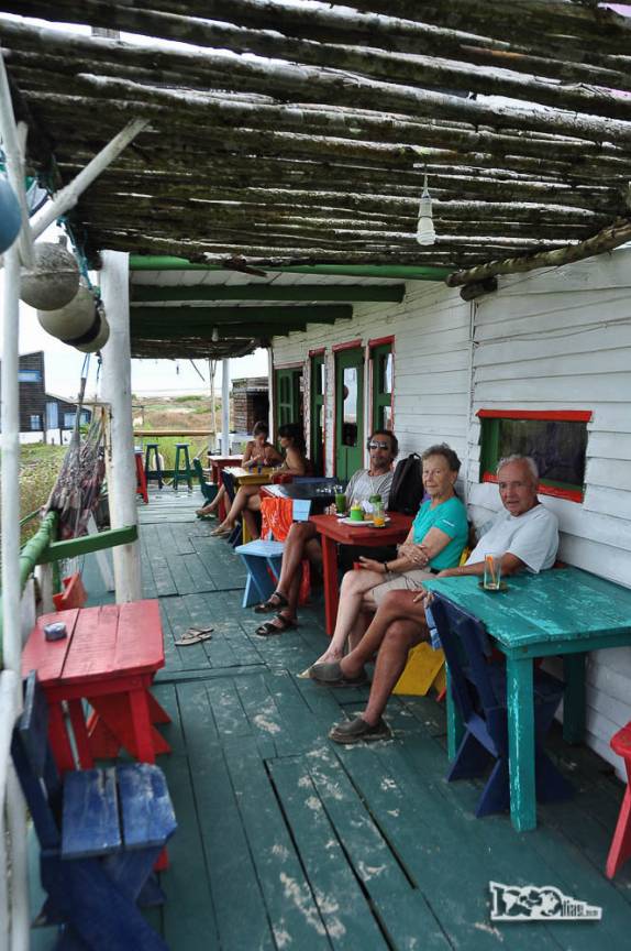 Esperando nosso almoço em bar de praia em Cabo Polonio, no litoral do Uruguai